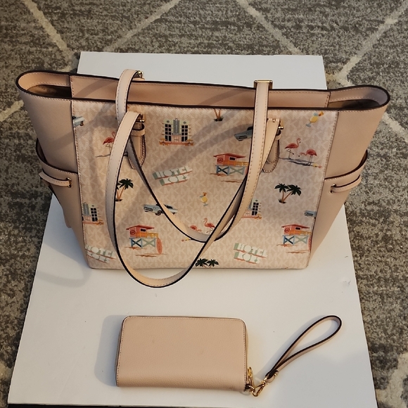 Michael Kors Gilly Large Drawstring Tote And Wallet. Hotel Kors Limited Edition - Picture 3 of 15